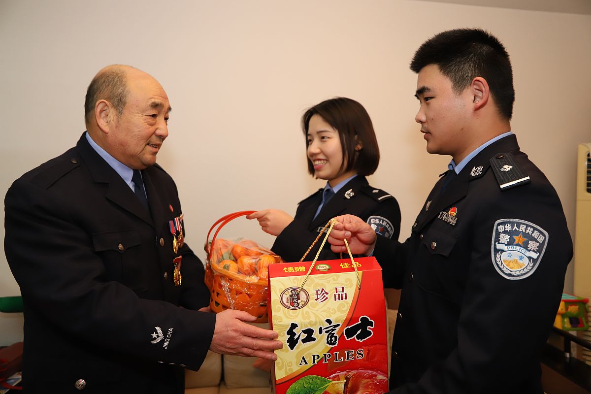 给派出所、公安局送礼指南：送什么合适？送零食水果、锦旗、手办，哪些会过线？