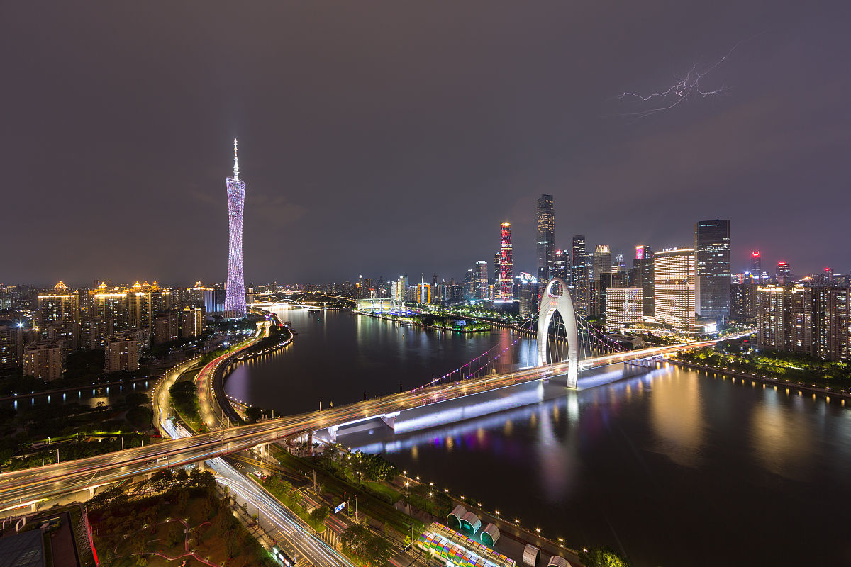 2021年6月21日,广州市区出现闪电暴雨天气.