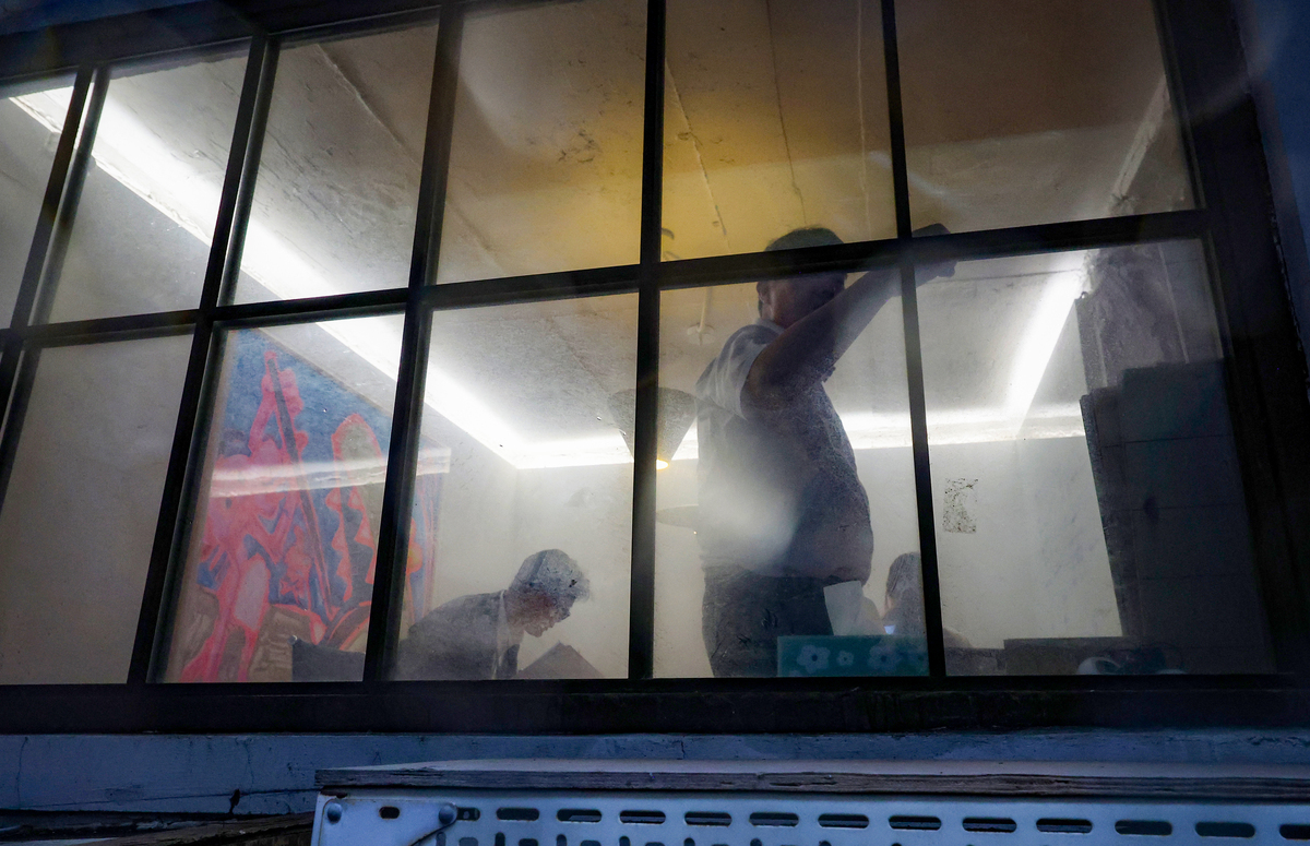 密室镜子反射的秘密：你能看到真实的房间吗？