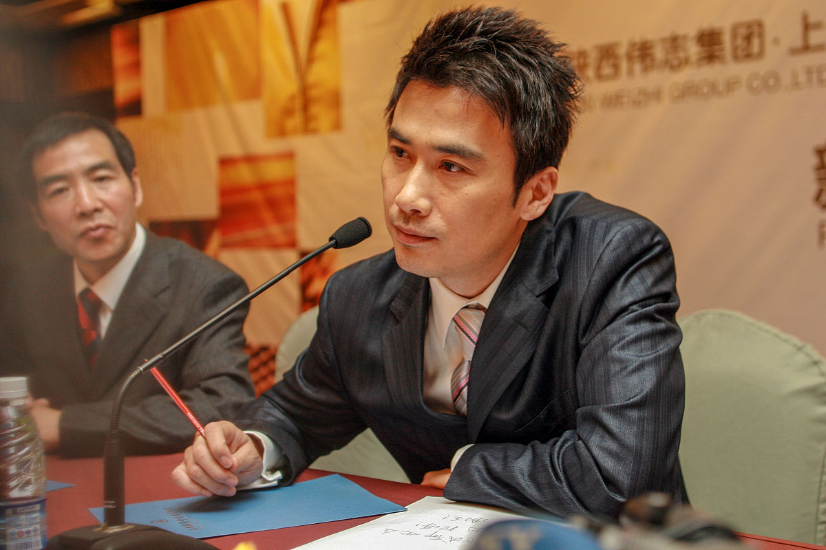 2008年4月22日,四川成都,影视演员柳云龙受邀成为国内知名男装品牌伟