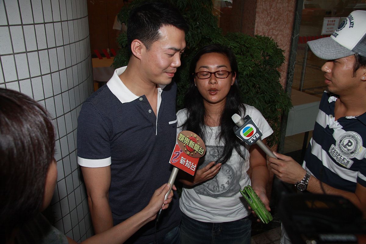 扮演一名娱乐博主的口吻写篇字数不少于800字揭秘娱乐圈内幕：这些明星竟然有过的黑历史！的文章要有和读者互动语句重新编写个标题