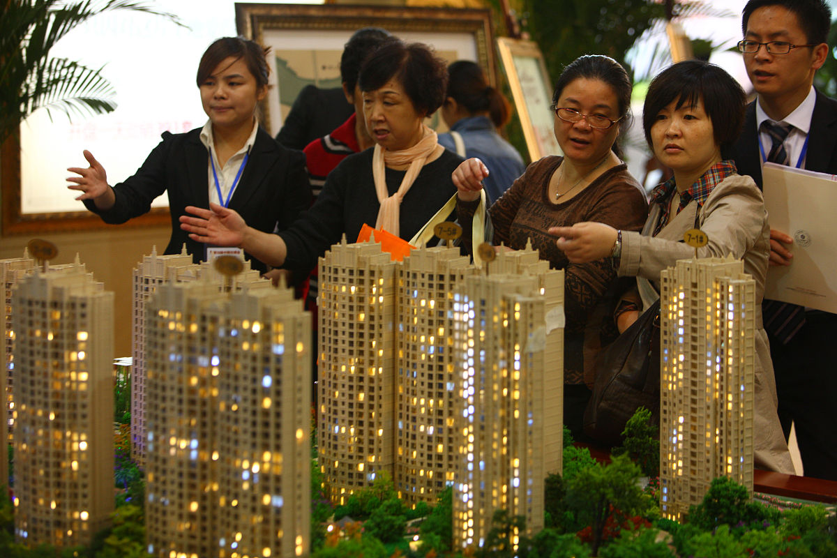 带客户看房：幽默剧情展现房产魅力