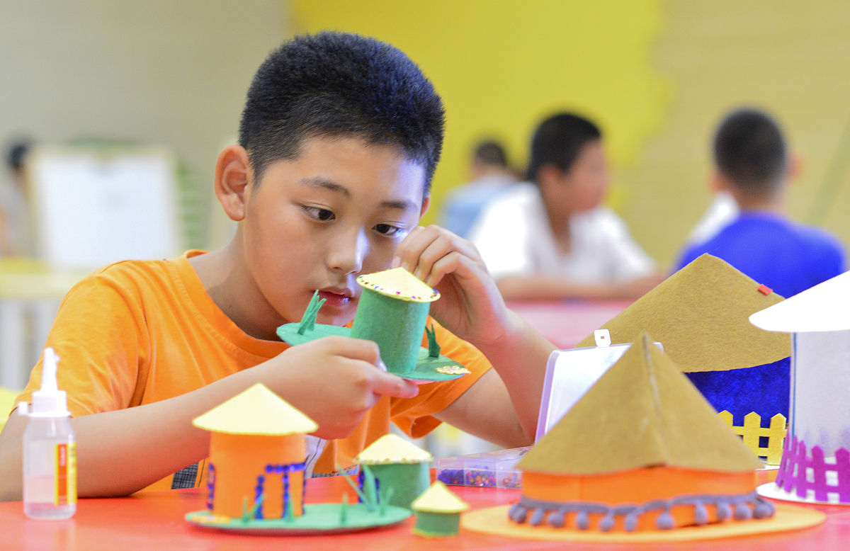 2020年7月25日,内蒙古赤峰,小朋友在巴林左旗辽上京博物馆学习工艺契