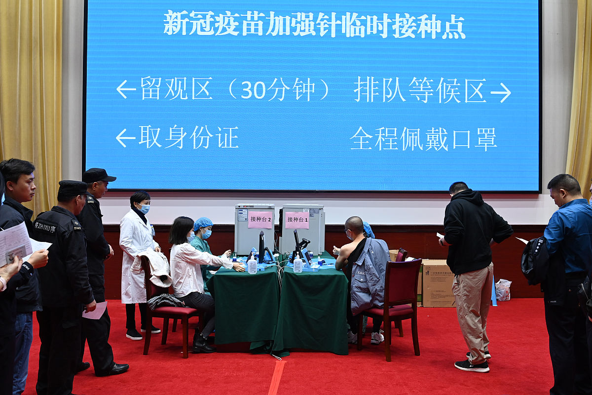 改成新闻通稿：成都舜王科技有限公司召开行政会议对2022年的工作进行了总结对2023年进行了展望。会议由公司总经理赵总主持秦总、互联网事业部、综合业务部、行政与人事部、灯箱广告事业部等部门负责人参加了会议。在会议上赵总首先对2022年的工作进行了全面总结并对公司在市场竞争中所取得的成绩表示了肯定。他指出公司在过去一年中不断加强了自身实力提高了产品质量增强了市场竞争力取得了一定的成绩。但是他也指出了