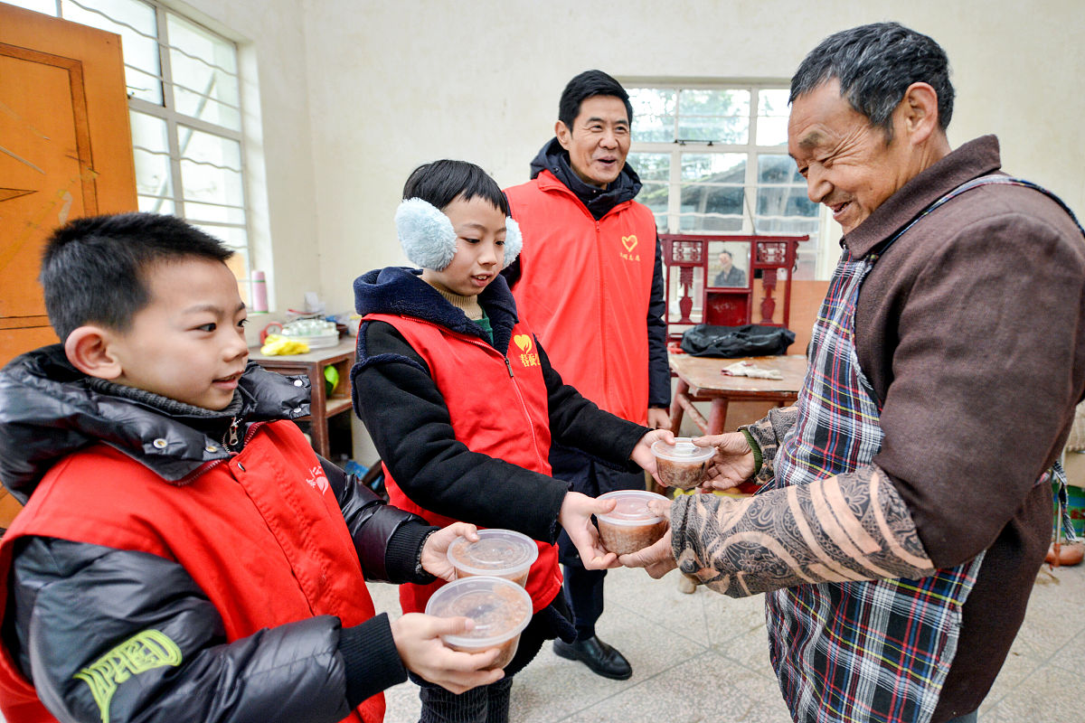 请扩写如下句子不少于500字符执行机构积极联系中国社会福利基金会、重庆市慈善总会、重庆儿童救助基金会等社会爱心组织为近300名困境老人、儿童送去适宜物资。