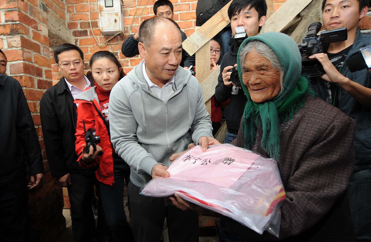 内江市老百姓有困难怎么媒体曝光？文章必须突出媒体曝光的作用不能出现电话