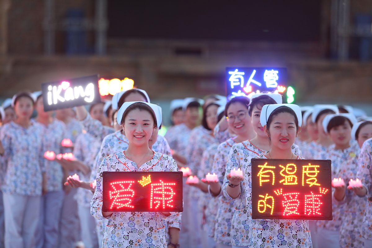 帮我写一个关于护士人文关怀的情景剧剧本