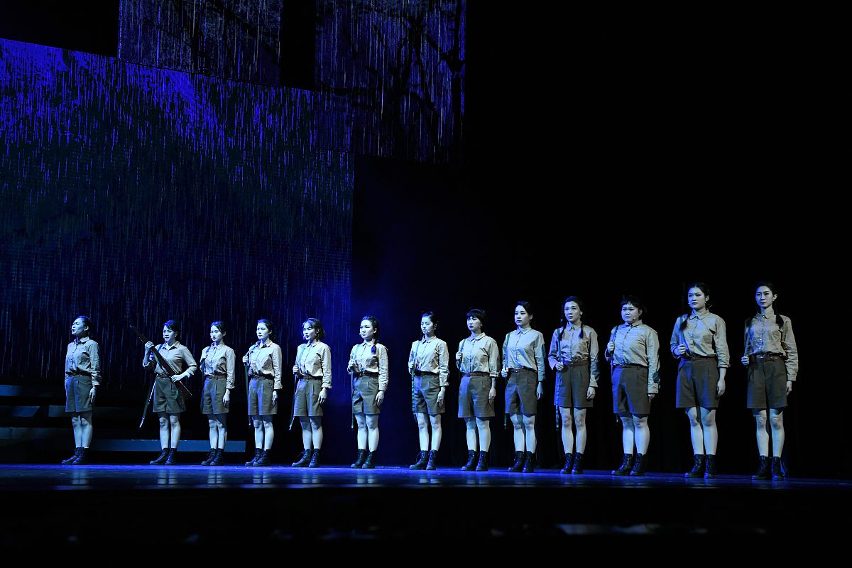 2021年12月1日晚,广州,舞台剧《执信女生》在广东艺术剧院首演.图为演