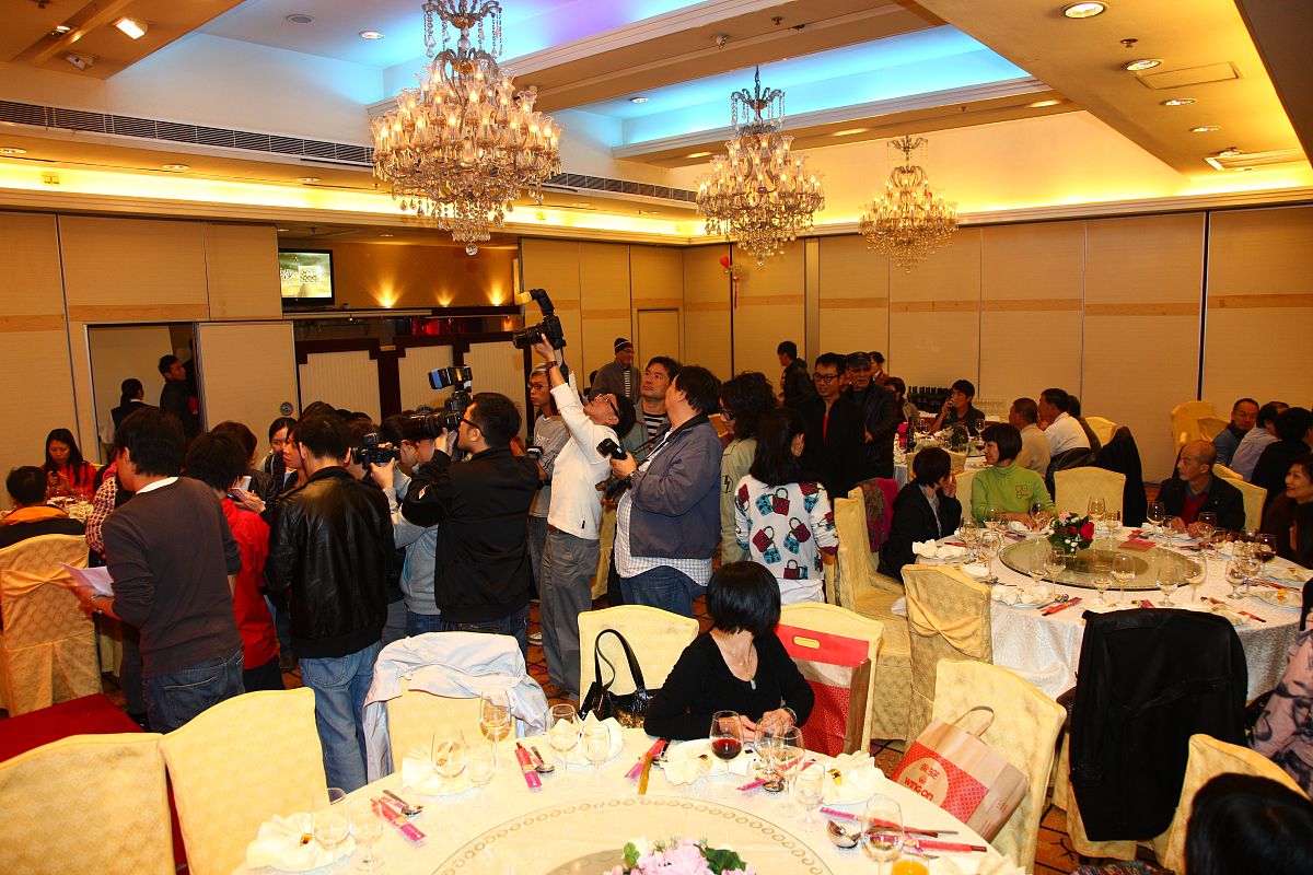 中秋晚宴开场白：共度佳节，感谢付出，增进团结