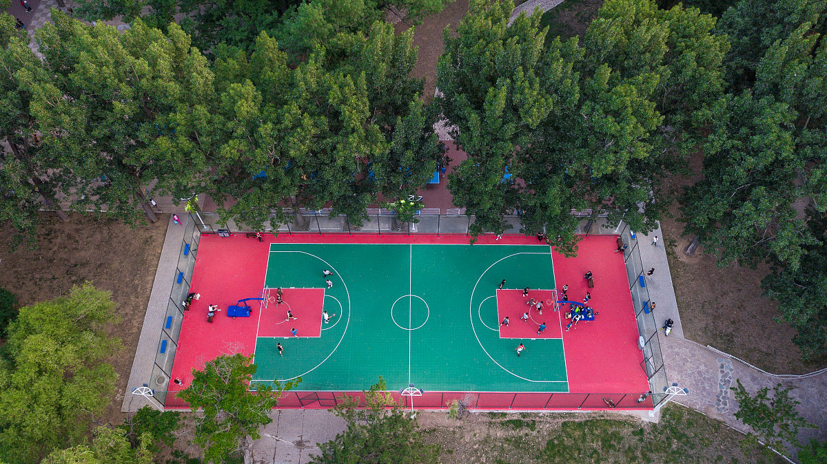 写一篇逛公园的文案内容包含篮球场运动器材小孩大人开心快乐等句子