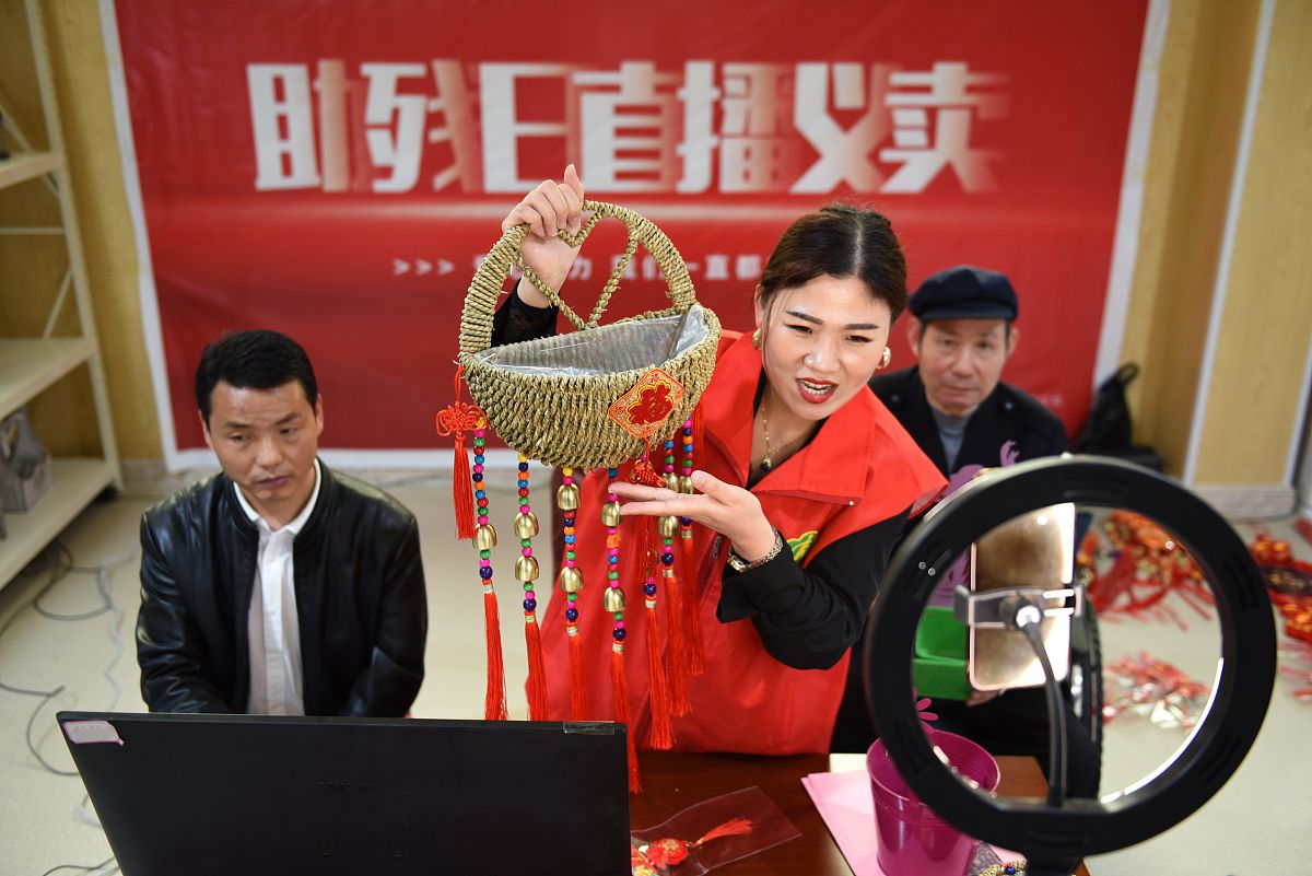 2021年5月16日,山东临沂,郯城县"助残日直播义卖"现场,网络主播帮助"