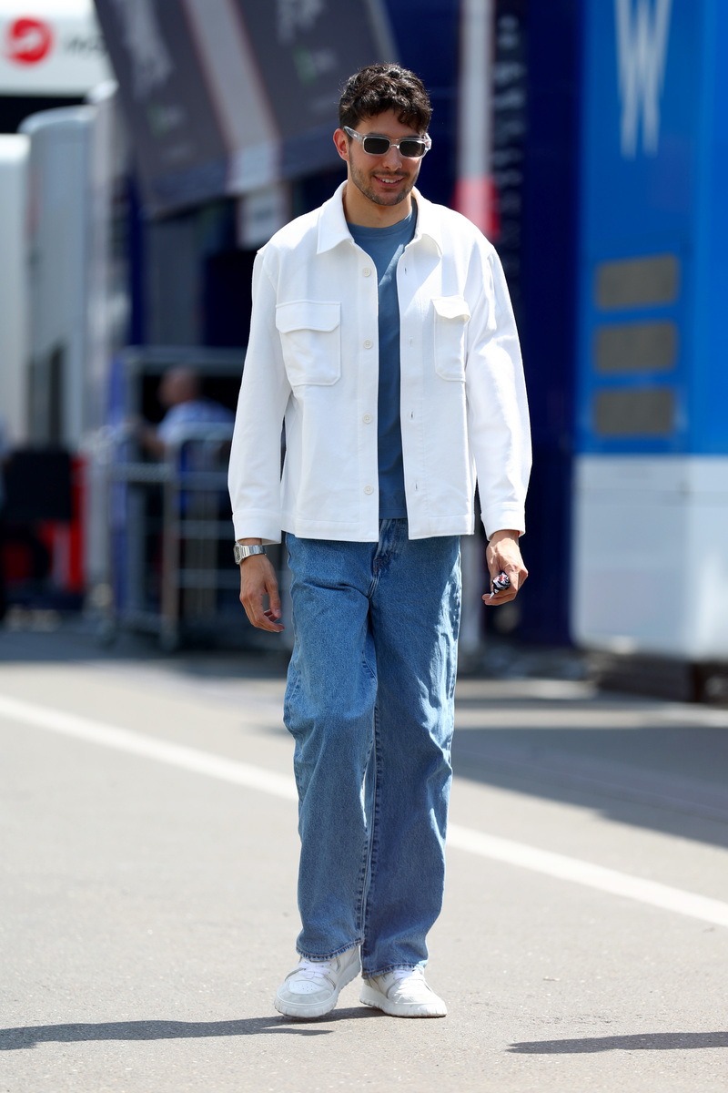 帮我用一件上衣一条裤子一双鞋一顶帽子搭配出 clean fit的感觉要精确到颜色和样式。