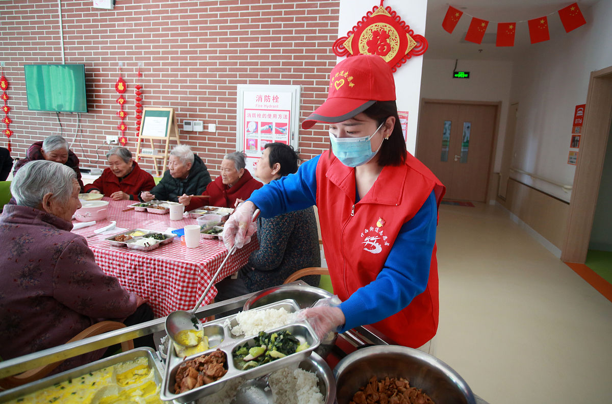 端午节志愿服务老人：传承文化，关爱老人