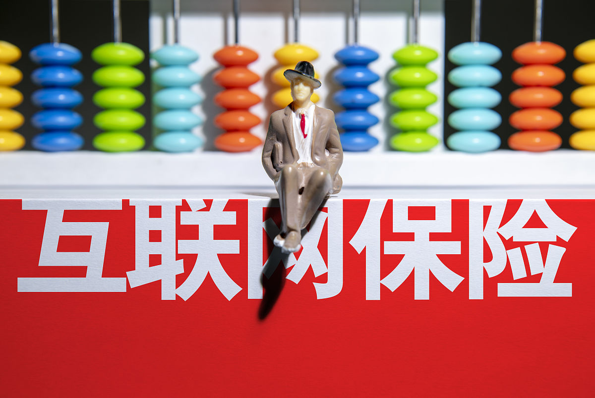 你现在的身份是论文作者请撰写内容：对2021年邮政银行西安分行银保业务的期交保险、对各个保险公司人寿产品占比进行统计