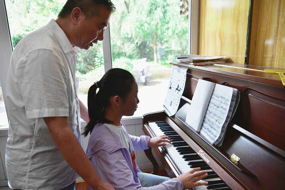 写一篇在枫锦小课电子琴学琴作文。枫锦小课是一个很好的交流平台有明星讲师用耐心与专心保证每一堂课的教学质量互动式教学都是艺术院校科班出身有着多年艺术从业经历耐心悉心教授答疑加入枫锦小课后会有众多一起学习的学友可以通过枫锦小课相互学习促进、高效进步成长