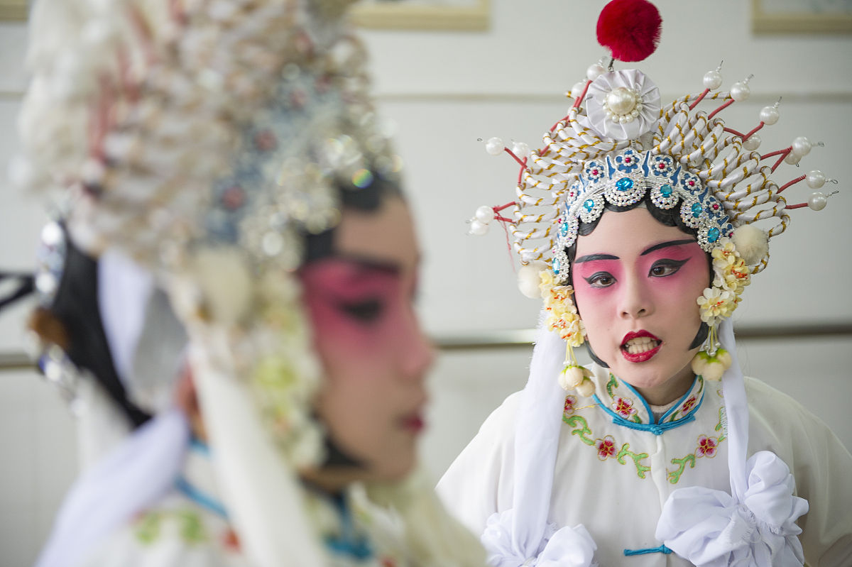 2019年1月5日,在江苏南通海安市城东镇西场小学,学生在练习京剧表演.
