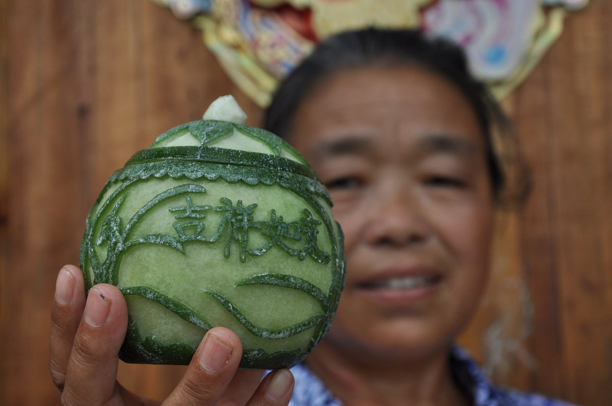 2012年8月16日,湖南省靖州自治县艮山口夏乡村农民沈巧英在展示巧夺天
