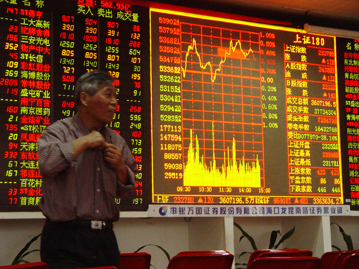 2011年12月7日,海南海口,投资者在一家证券营业部关注股市行情.