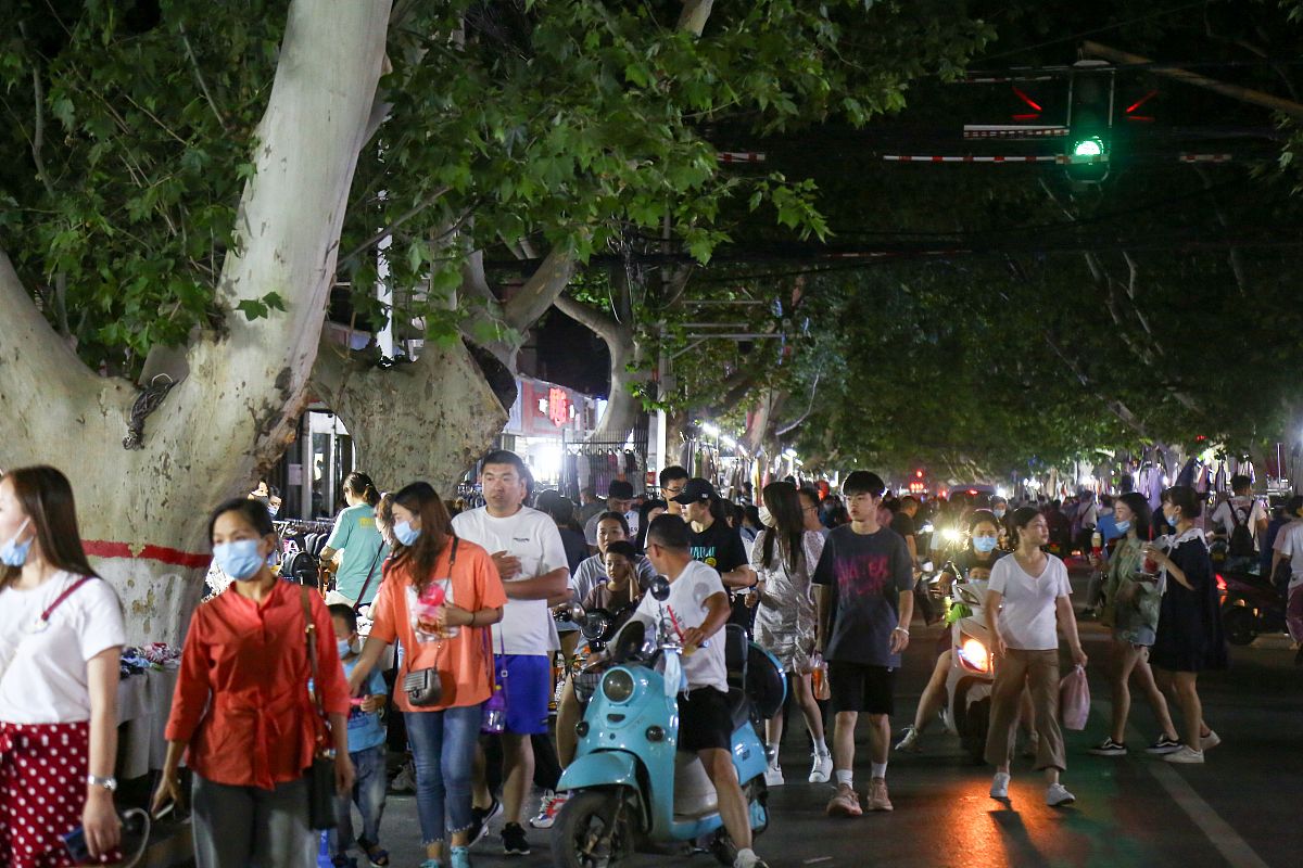 2020年6月1日,郑州健康路夜市复市,前来逛街的市民熙来攘往,而商户则