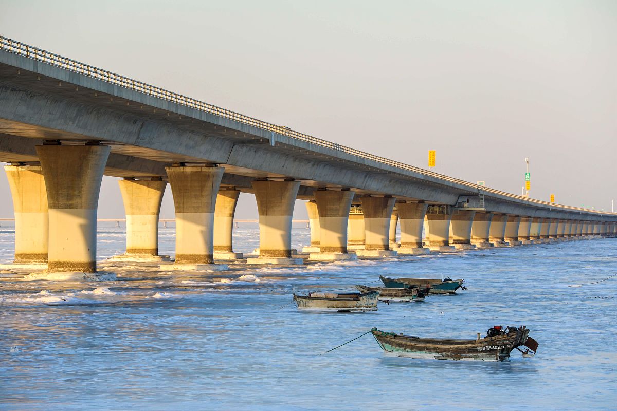 2021年1月8日,山东青岛胶州湾北部海域受寒潮影响,出现了较大范围的冰