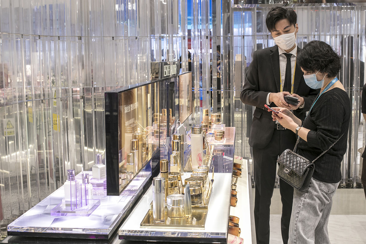 雅诗兰黛巴黎设工作室，布局奢侈品市场，紧抓全球经济趋势