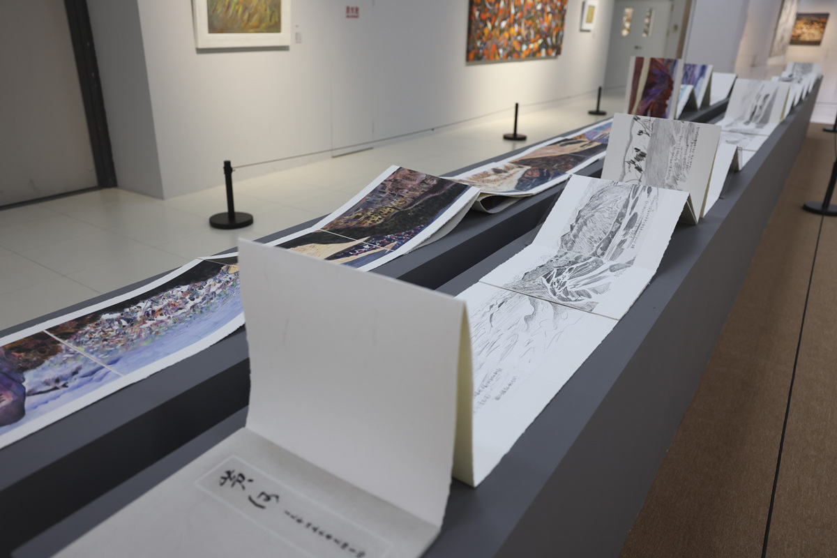 介绍一位参与了卡塞尔文献展的当代艺术家和他的英文名和他的四个重要作品