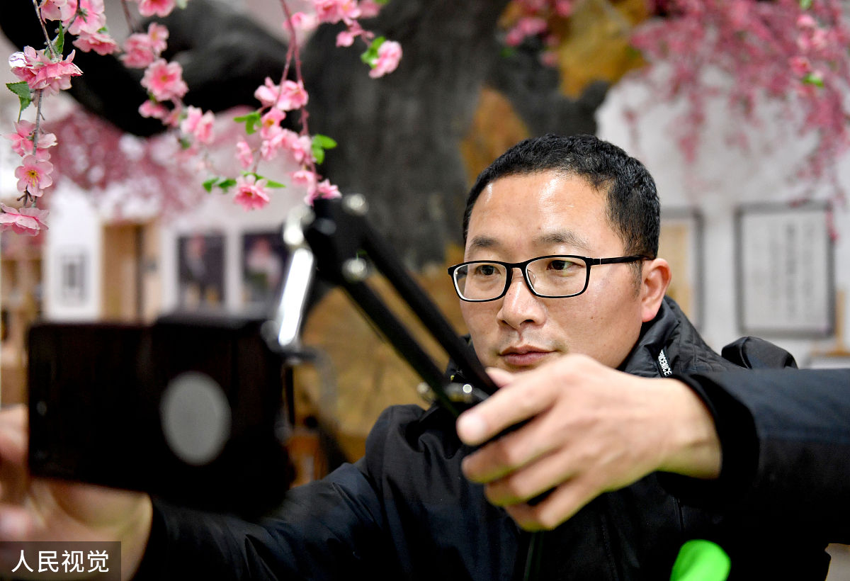 2020年3月6日,河南省商丘市夏邑县拔萃双语学校书法老师张世锋直播前