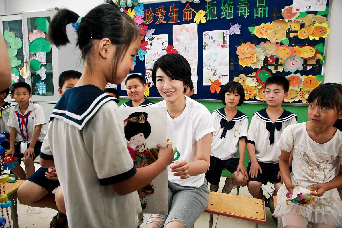 以田文珊为主角写一篇小故事