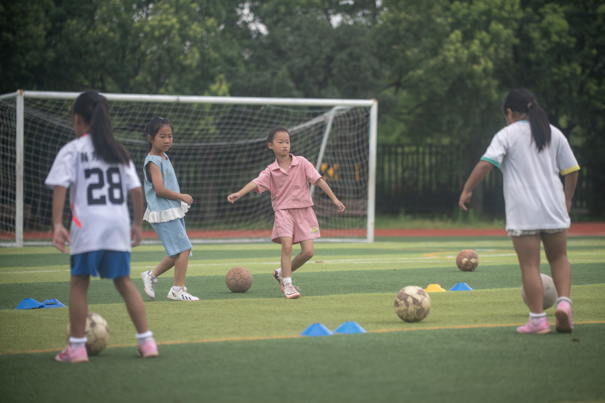 拟出详细问卷主题：小学生足球参与影响因素的研究