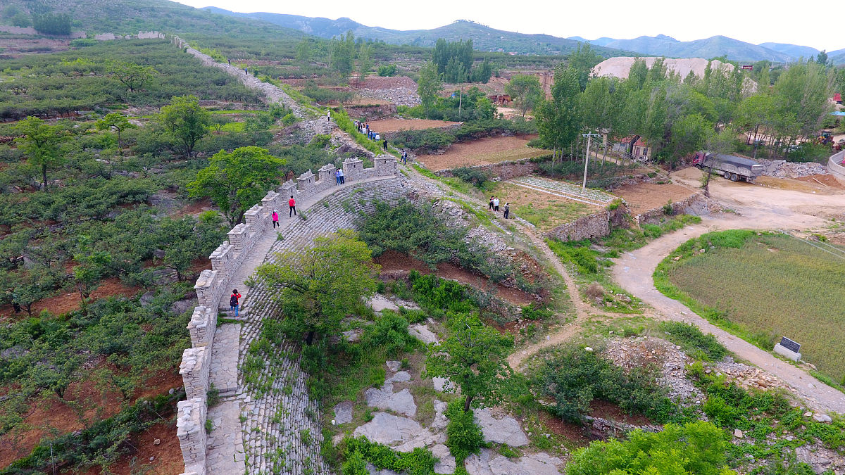 2018年5月20日,济南莱芜区,航拍齐长城城墙遗址,雄关古道锦阳关.