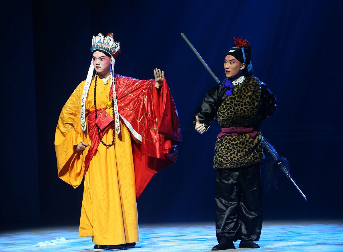 牵着白龙马的是谁