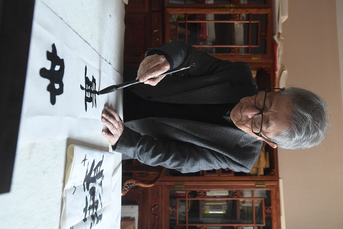 2020年12月3日,在沈阳王贺良书法工作室接受采访的书法家王贺良.