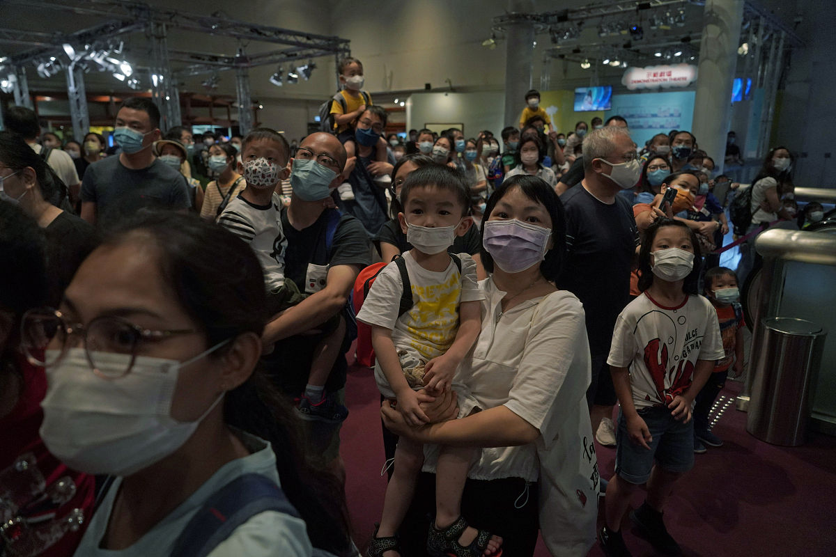 2021年5月19日,香港,香港科学馆持续举办"机械人五百年"展览.a crowd 