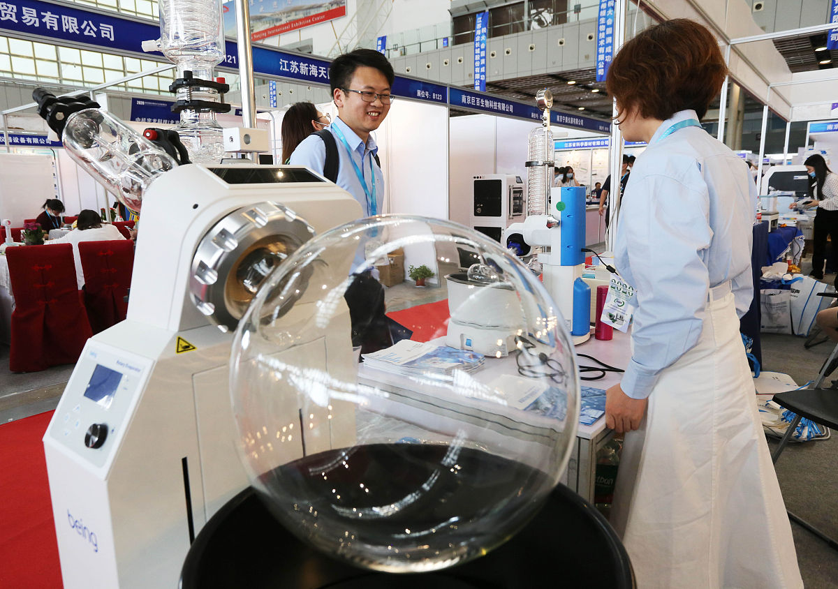 请为我提供5个中国科学院的新能源或新材料方面的科技成果，需要含有以下几个部分：1.成果名称。2.成果发布人。3.成果简介（成果简介不少于180字）。4.成果应用场景。5.可能带来的社会效益