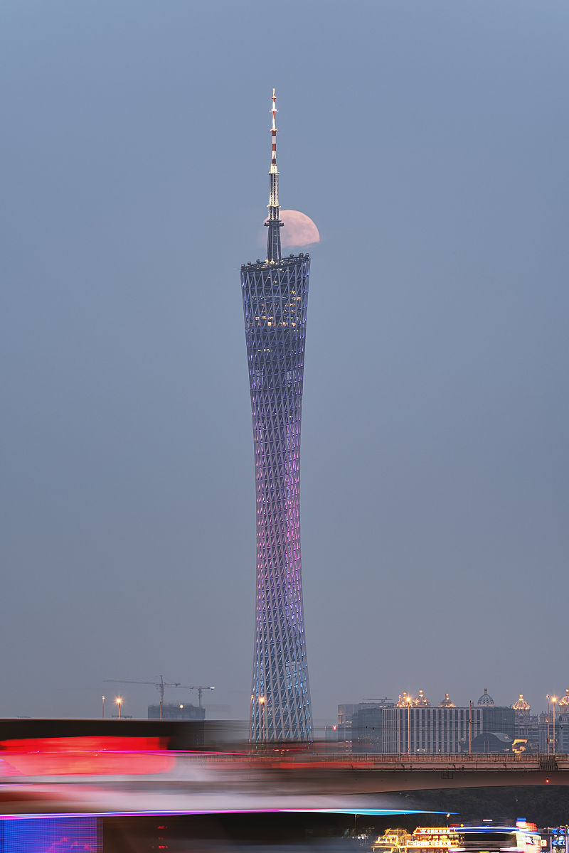 2018年9月24日,红红的月亮跟广州的地标广州塔同框.