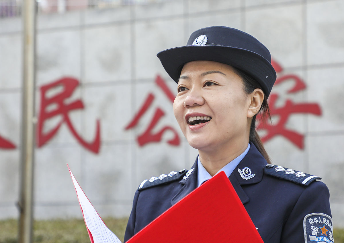 请帮我写一首诗歌颂人民的。
