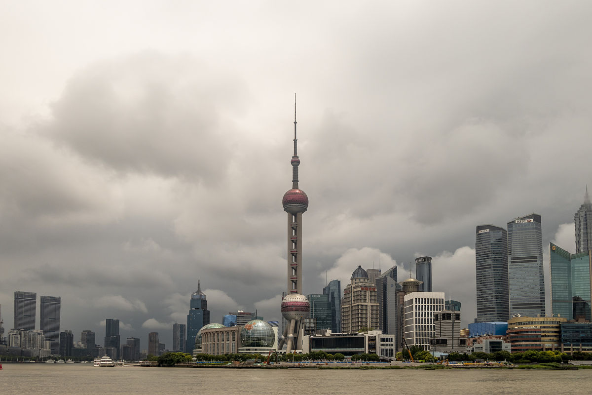 2020年7月8日,上海,当日中午,外滩上空云层丰富,陆家嘴地标建筑群在多
