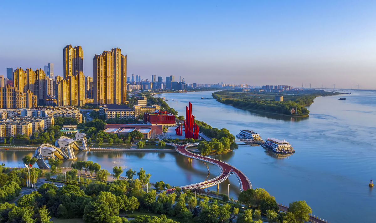 2021年6月22日,南京渡江胜利纪念馆夜晚亮灯,景色璀璨迷人.