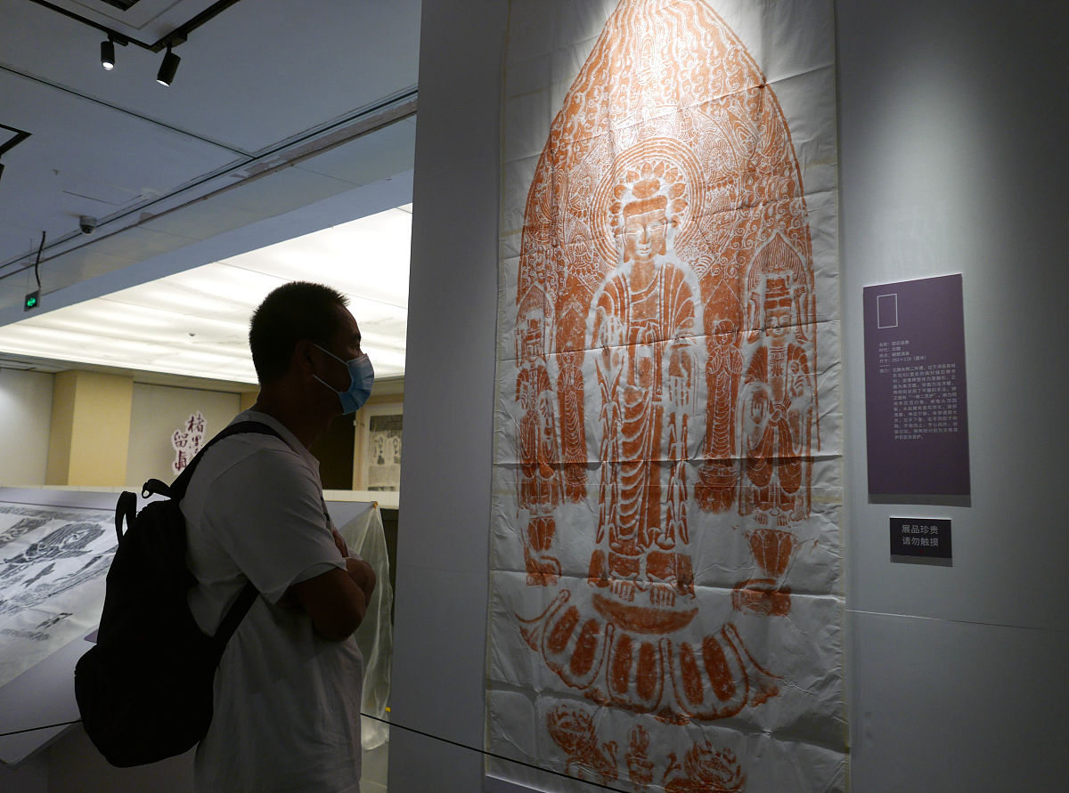 提炼关键词- Islamic traditional art has had a profound impact on the development of public art in Pakistan- Islamic art focuses on geometric shapes and decorations which are reflected in Pakistans architec