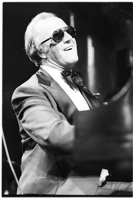 致敬喜剧大师卓别林：经典形象与永恒的欢笑