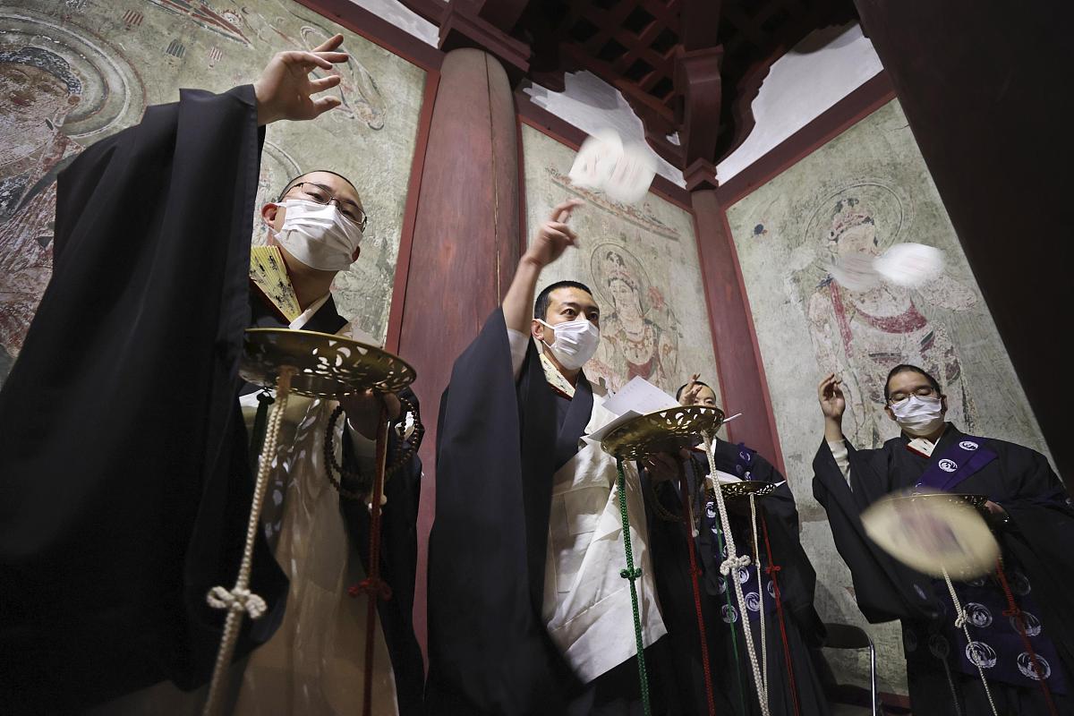 DirectionsIt is well-known that traditional culture proves not only the creativity and wisdom ofthe ancient people also an important part ofthe ethnic civilization Please write an essay on the topic o