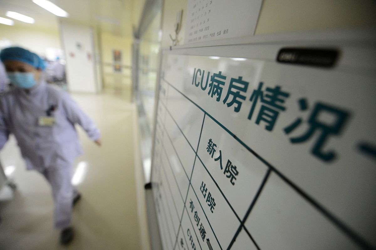 一、	请在853以上版本用自己的姓名配置出医护人员医生、护士、号别级别为主任医师及维护对应的拼音码、门诊诊室、用户用户授权安全组为门诊医生、门急诊护士、门诊挂号、门诊收费、门诊药房登陆科室为传染科门诊；把医护人员及号别安排到传染科门诊并把该诊室对应到肝病二诊区；对号别排班；