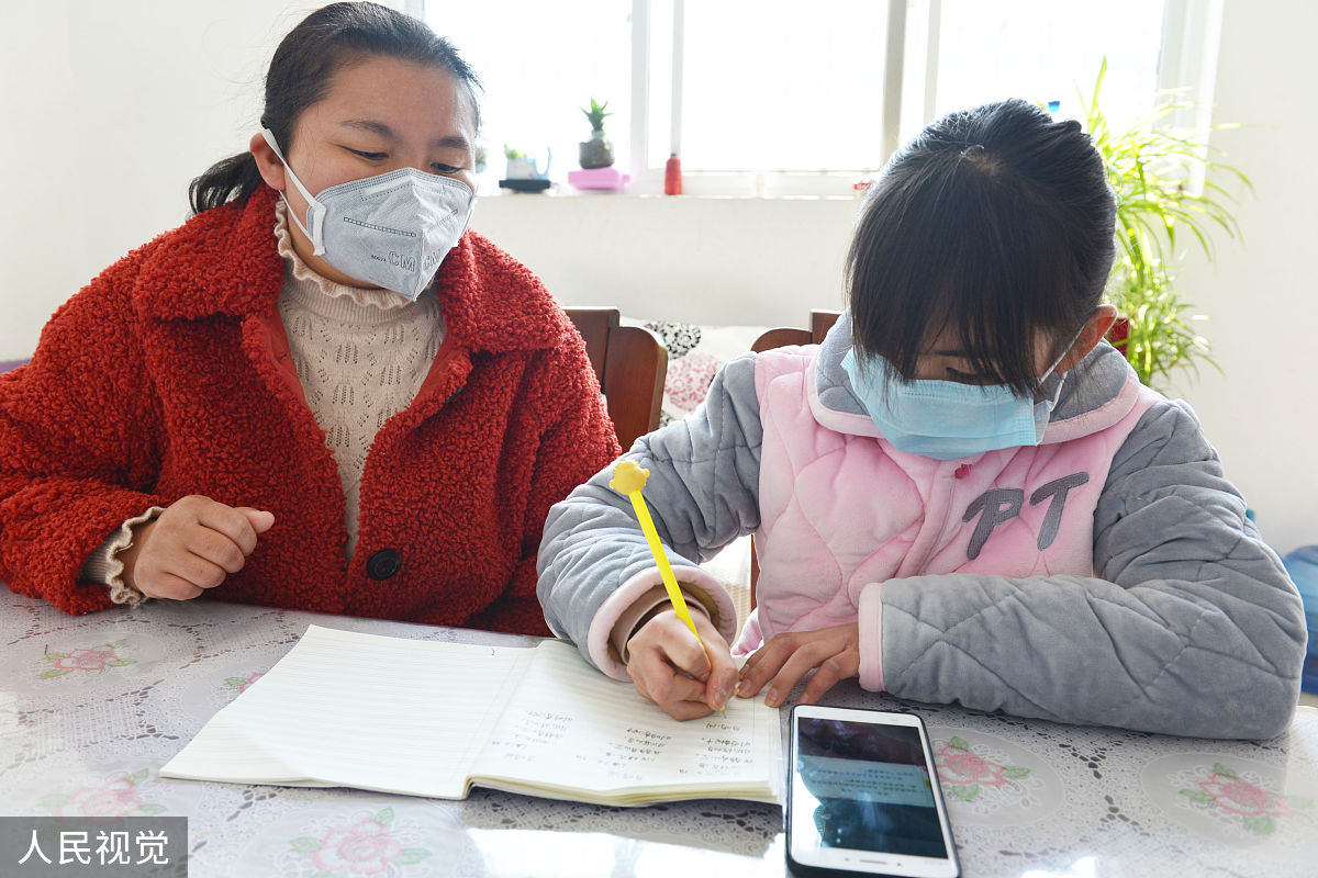 你现在的身份是一名小学语文老师要参加文章大赛请对文章《诗意人生启迪童心——小学语文现代诗教学的探索与实践》教学实践的提纲进行撰写：