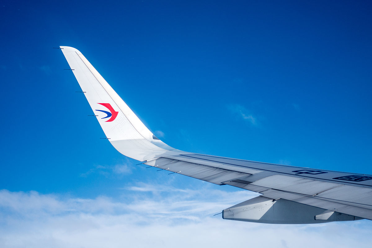 在东方航空公司民航客舱安全制度体系优化设计中请详细具体说明如何进行安全培训的加强写一段话