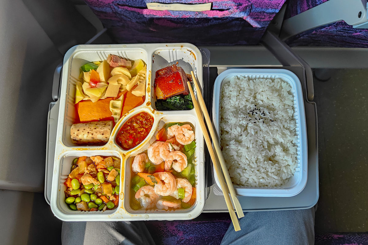 飞机餐是什么样的？河北航空学校正在讲解