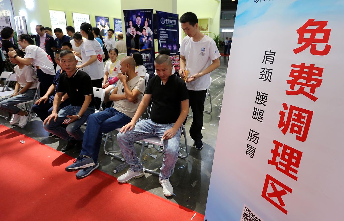 2019年9月10日,南京国际展览中心,众多市民现场体验健康沐浴的各种功