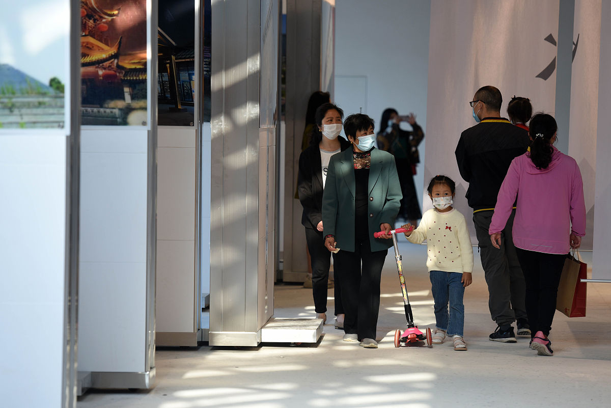 客家人是汉族中分布范围最广、影响最深远的民系之一他们留下了丰富的物质和非物质文化遗产对世界文化贡献重大。这句话帮我润色修改一下换一些词句或表达角度撰写不要和原句太相似要中文