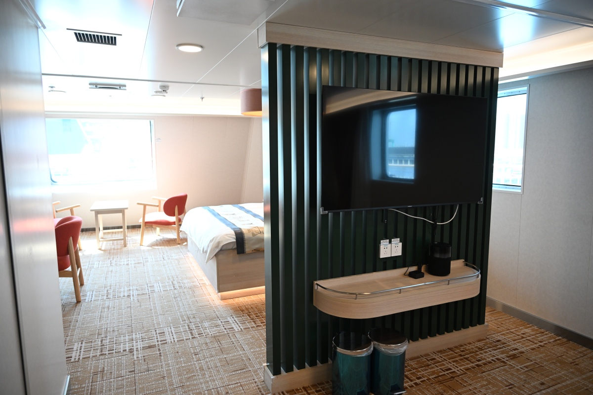 将一下酒店直播间话术优化到200字：在直播间的很多宝宝肯定对我们xxx酒店不陌生了我们是xxx旗下的品牌xxxx酒店背书