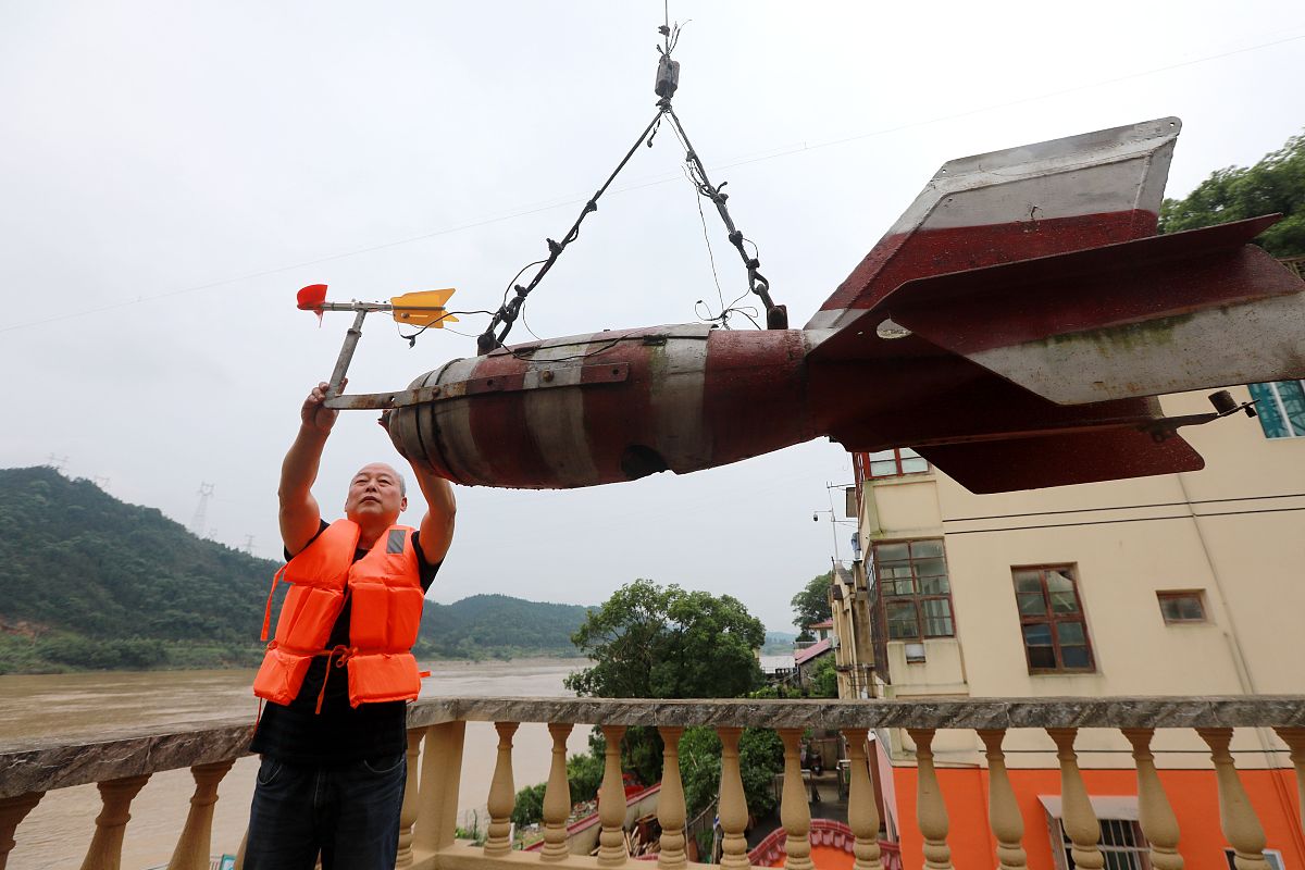 2021年5月24日,江西吉安,江西水文监测中心峡江水文站的工作人员将流