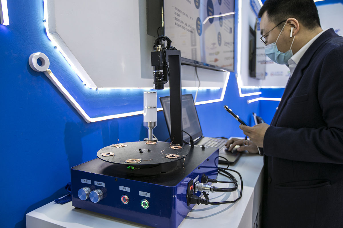 你好简述视觉测量系统的结构和工作原理在讲述结构的时候将整个系统分成若干子系统每个子系统对应一个功能模块并叙述该子系统的内部硬件构成讲述工作原理的时候请讲出一个完整的视觉测量过程过程中运用到的原理和方法请将原理和方法的名字写出来在上述要求的基础上分两段来写第一段着重介绍视觉测量的硬件系统第二段则从拍照到测出结果叙述一次视觉测量的整个流程两段各400字左右共800字左右